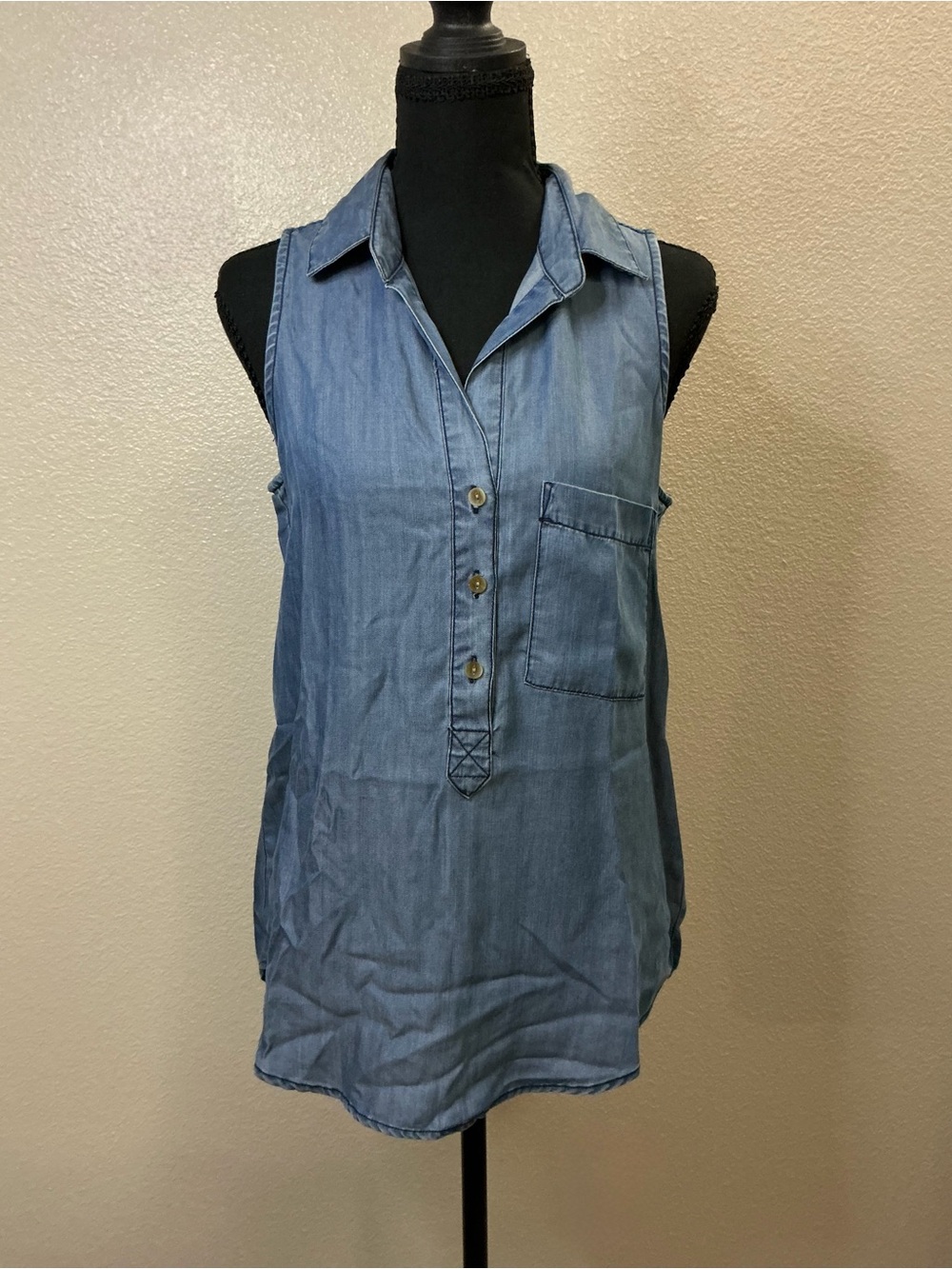 Velvet Heart Chambray Sleeveless Button-Front Tank - Blue